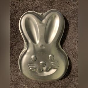 Wilton Vintage BUNNY RABBIT cake pan.  Good used condition.